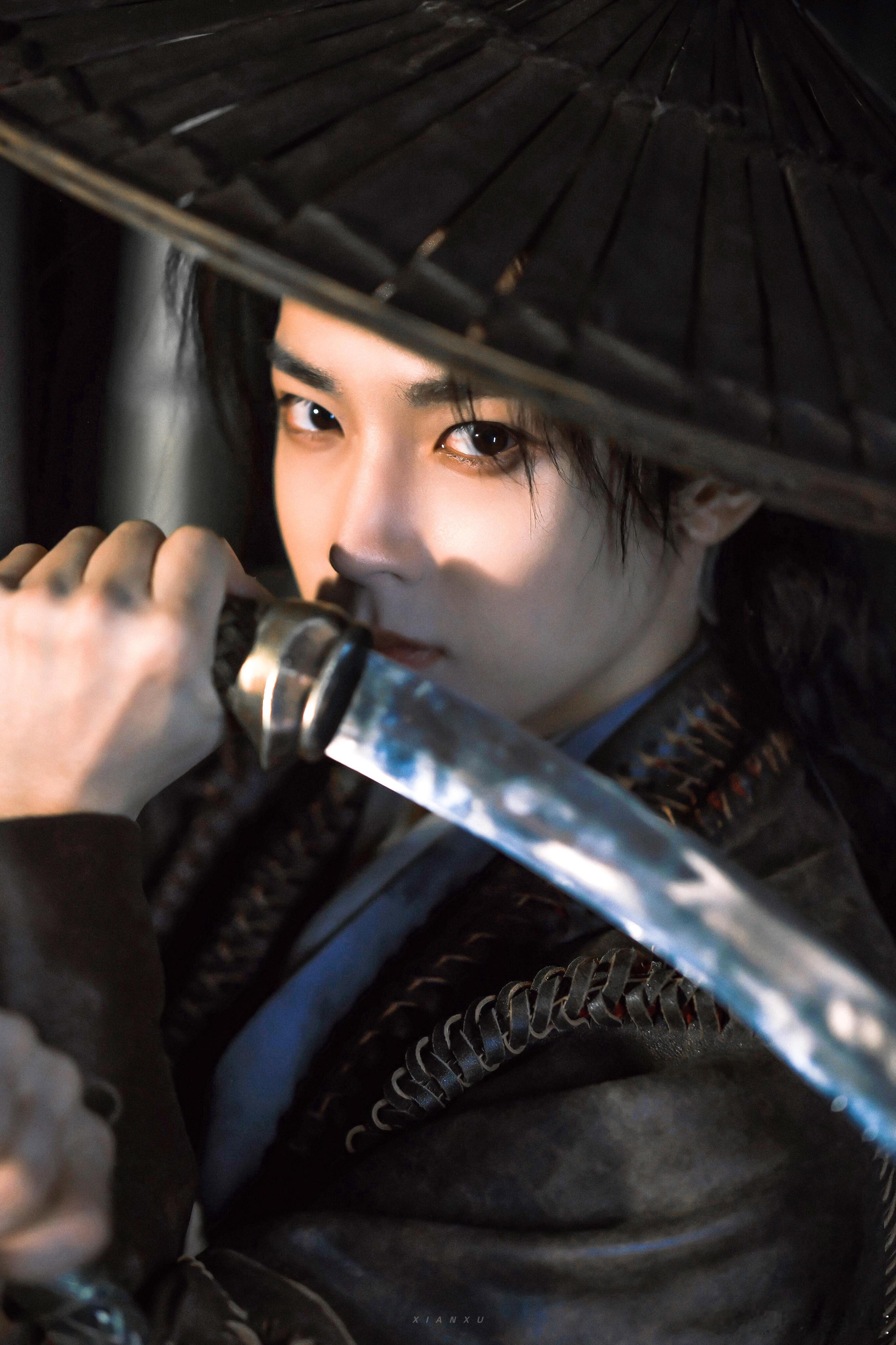 光打在侯明昊脸上这一下 真的被侯明昊《碧血蝉》的打光戳中了！光洒在他脸上真的好有