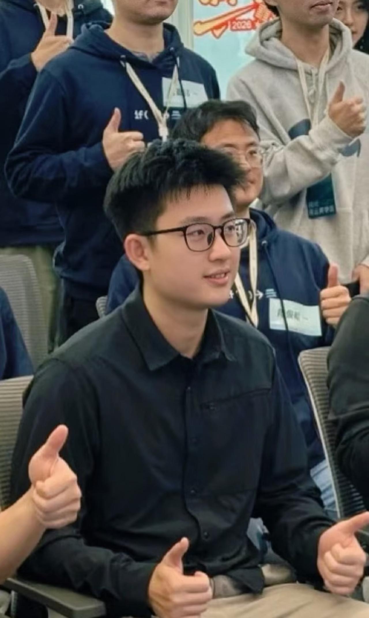 腾讯的首席AI科学家姚顺雨真的越看越顺眼，私下生图更是好看，小伙子长的是文质彬彬