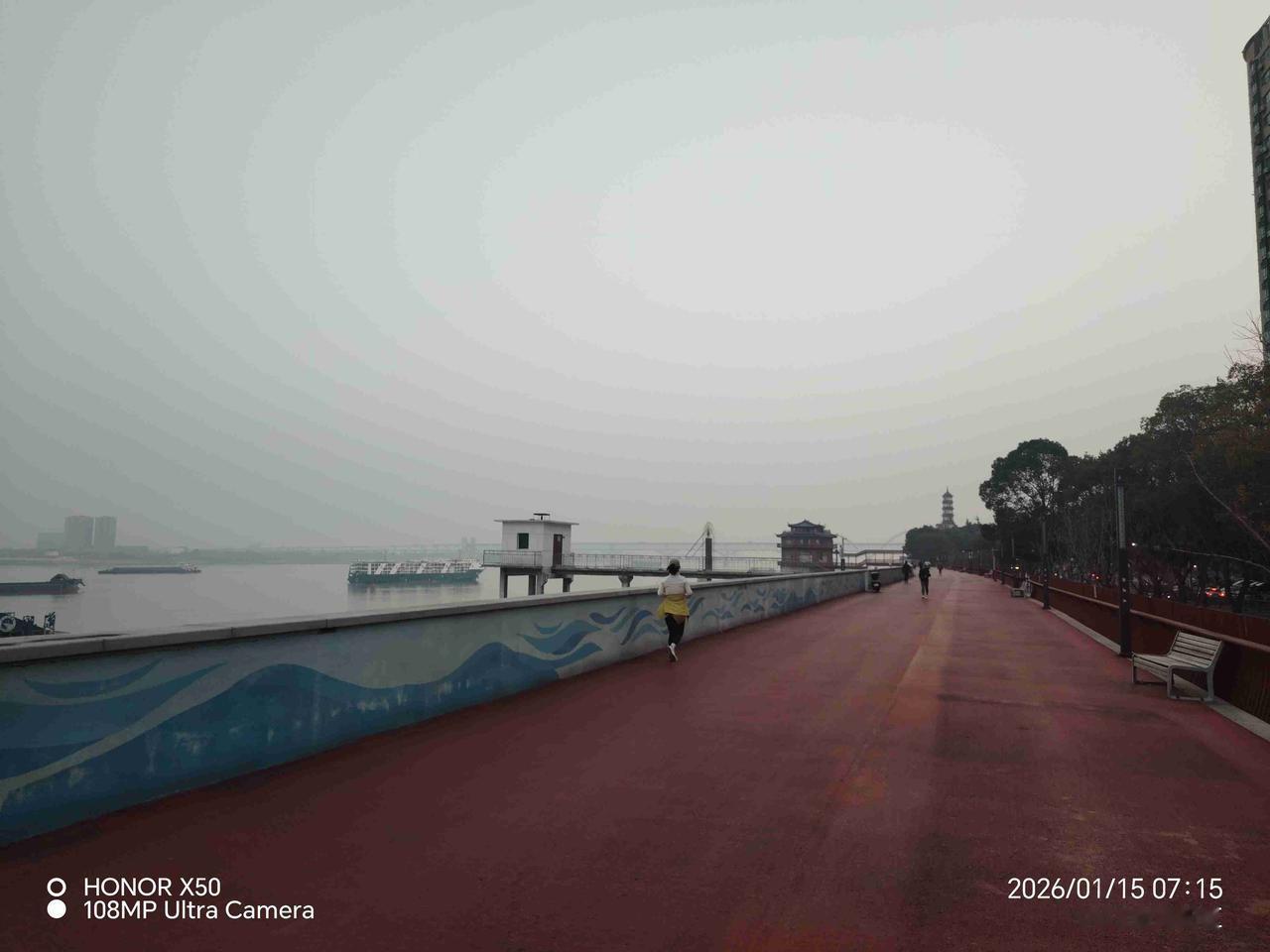 我的今日状态：😁轻松愉快
我这里的天气：🌤️多云2026年1月15日长江岸边