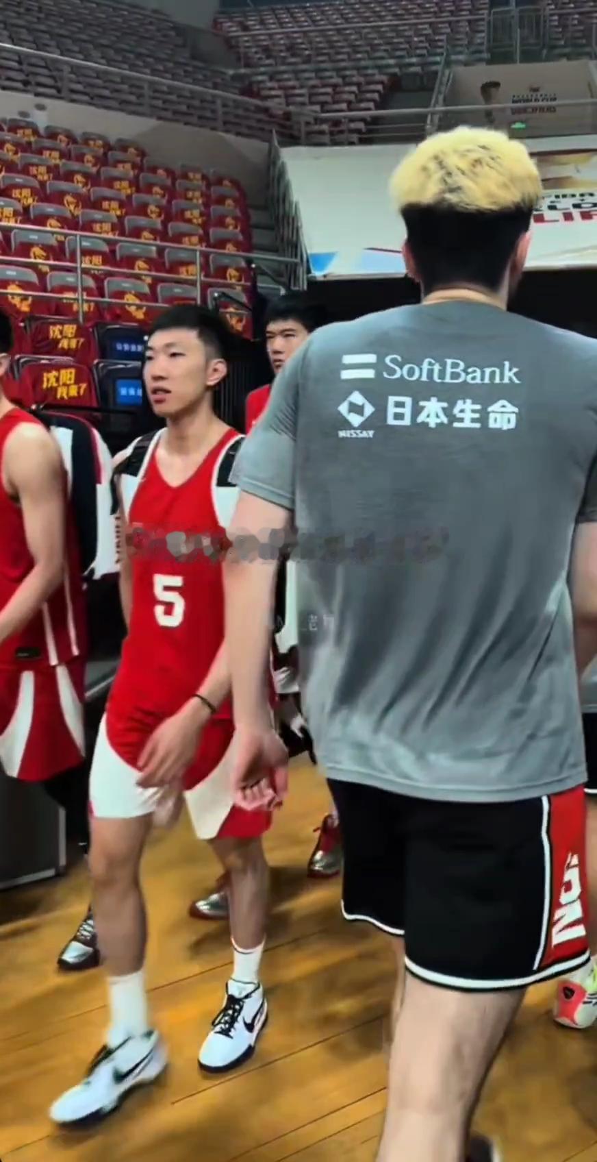 比赛有些不好打呀！正值盛夏，这中国男篮今天上午，正要去比赛场馆进行踩场训练，迎面