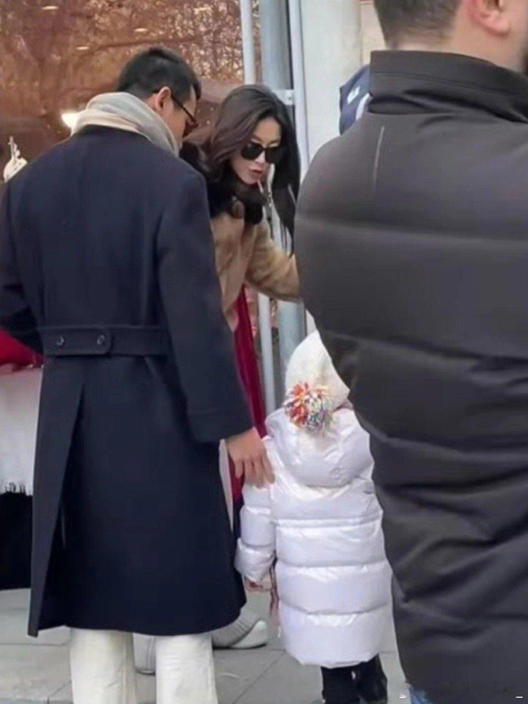 朱珠 面无表情把老公挤开朱珠 笑亖我这波操作太真实了！为了拍照挤开老公拽姐认证，