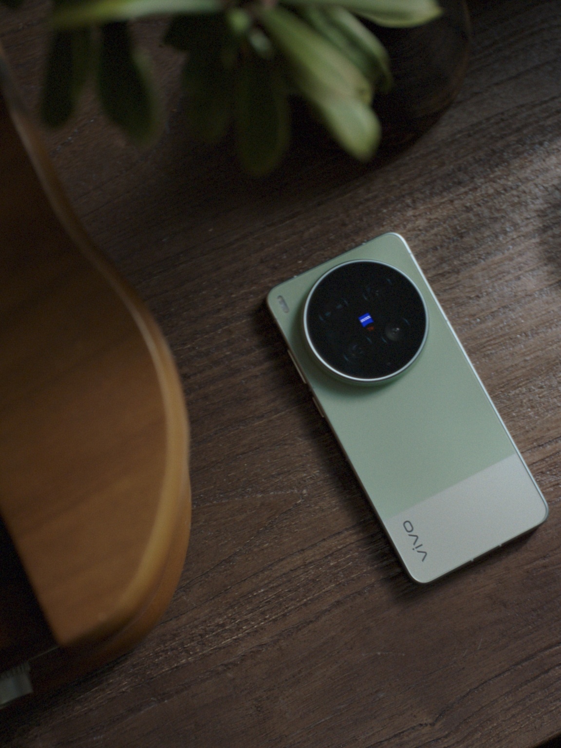 vivo今天公布了月底马上发布的vivo X300 Ultra摄影师套装，手机本