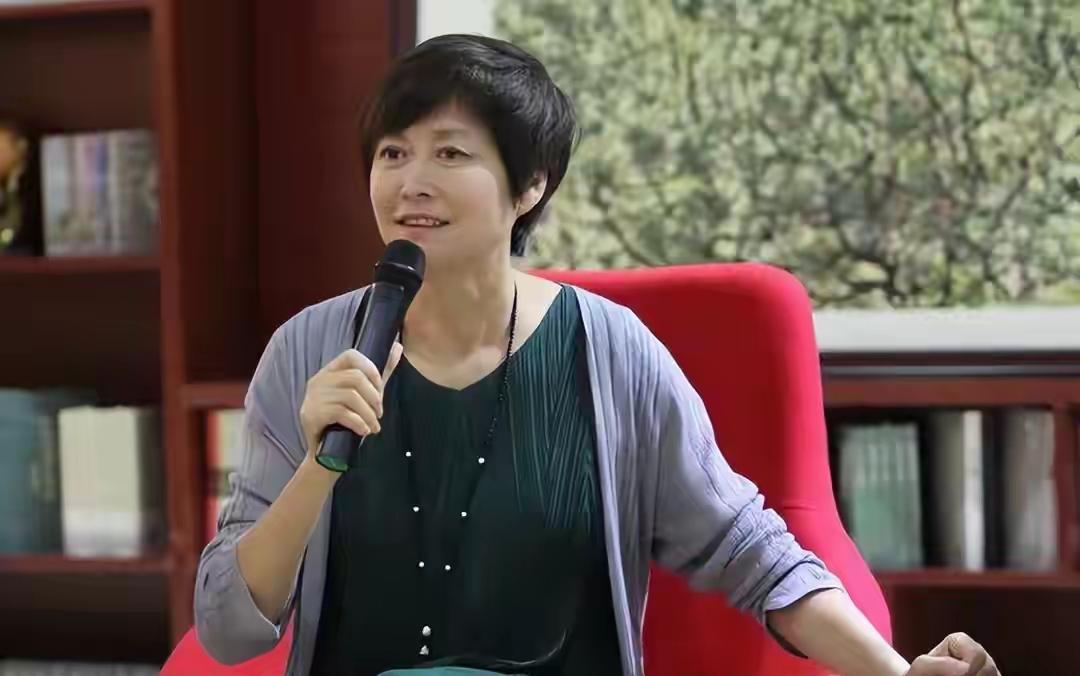 敬一丹，
一个优秀的主持人，
一个暖心的媒体人，
一个有良知的好人，
一个值得尊