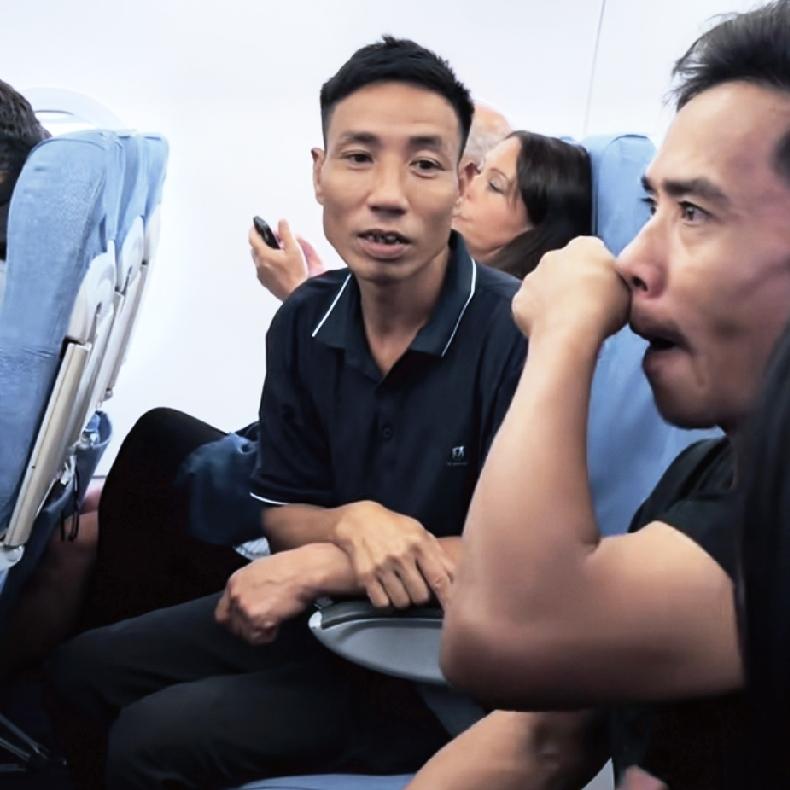 小松带着小叔和六叔坐上了飞机，来到了上海。一下飞机小叔就发现自己的手机不见了，小
