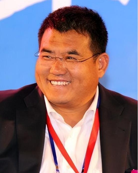 在汶川地震时，一名百亿富豪直接捐款3000万元，然而在救灾晚会上，他临时变卦，偷