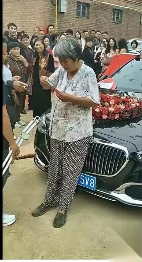 拦婚车要红包？太离谱！

一老太太竟站路中不让婚车过

新郎下车询问，老太太直言