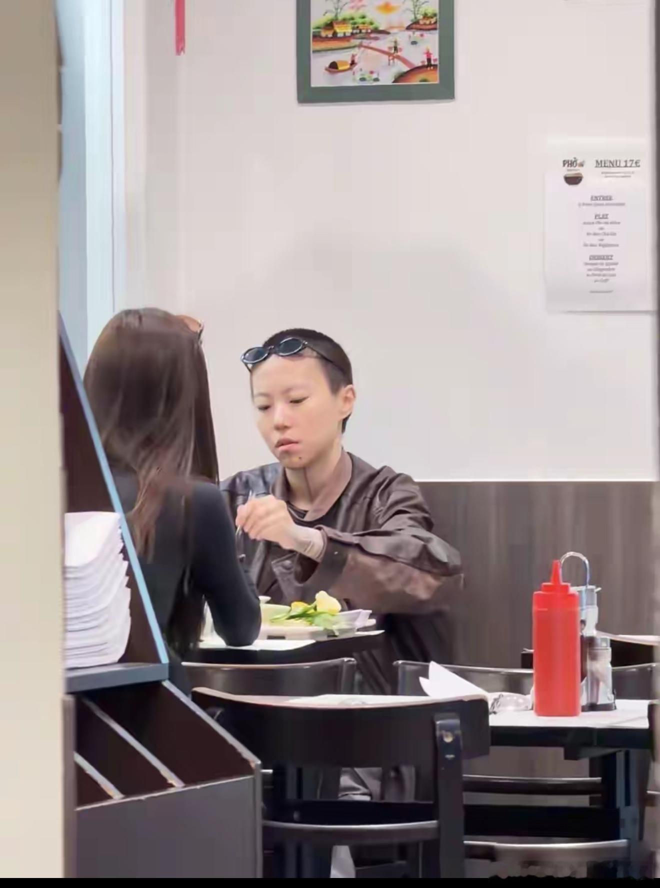 有网友偶遇窦靖童和宋妍霏在巴黎吃饭，两个人谈好久了吧，感情真的好稳定 