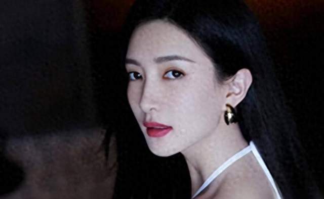 她只回俩字就让热搜炸锅，这个上海女人到底什么来头