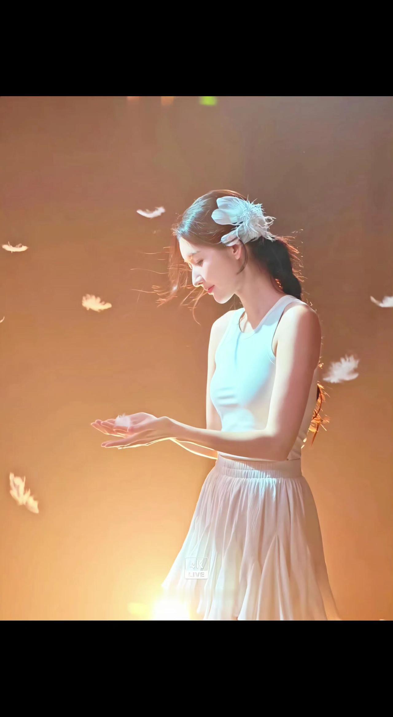 ✨光里的羽毛会跳舞💃，掌心捧着整个黄昏的温柔🌆。风是时光的信使，把瞬间吹成了