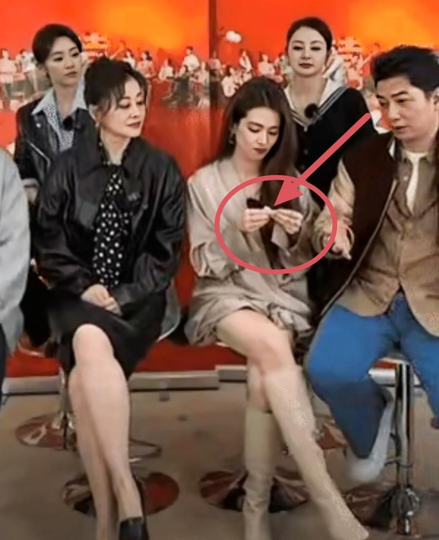 一个人的人品是藏不住的，
不信，你看看陈昊宇，
《好好的时光》剧宣时，陈昊宇坐在