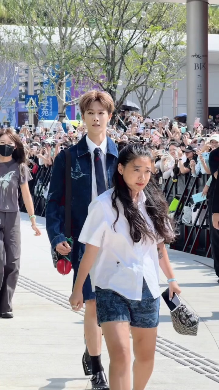谁家清爽男大！！李昀锐牛仔短裤男大感 李昀锐牛仔短裤套装