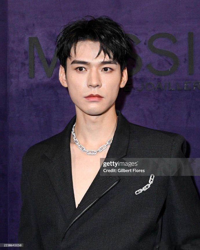 龚俊梅西卡高珠秀生图龚俊这张脸无论什么镜头都能很好的抗住 溢出屏幕的贵气感 ​​