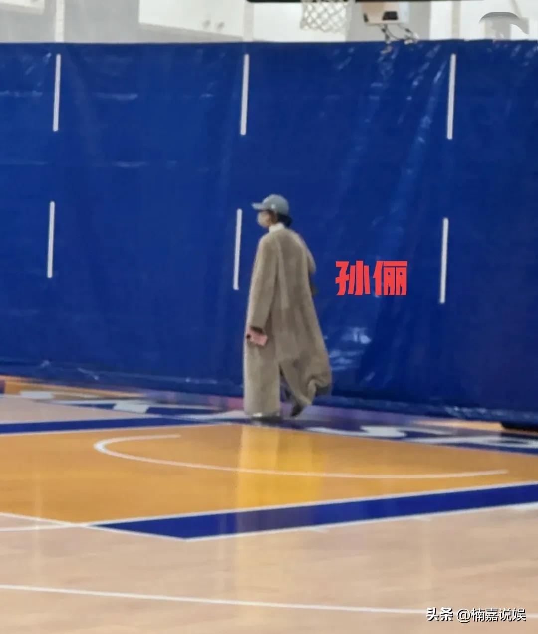 孙俪周末带着儿子等等现身篮球馆打球，等等晒得真黑啊！[捂脸]
孙俪穿着一件灰色长