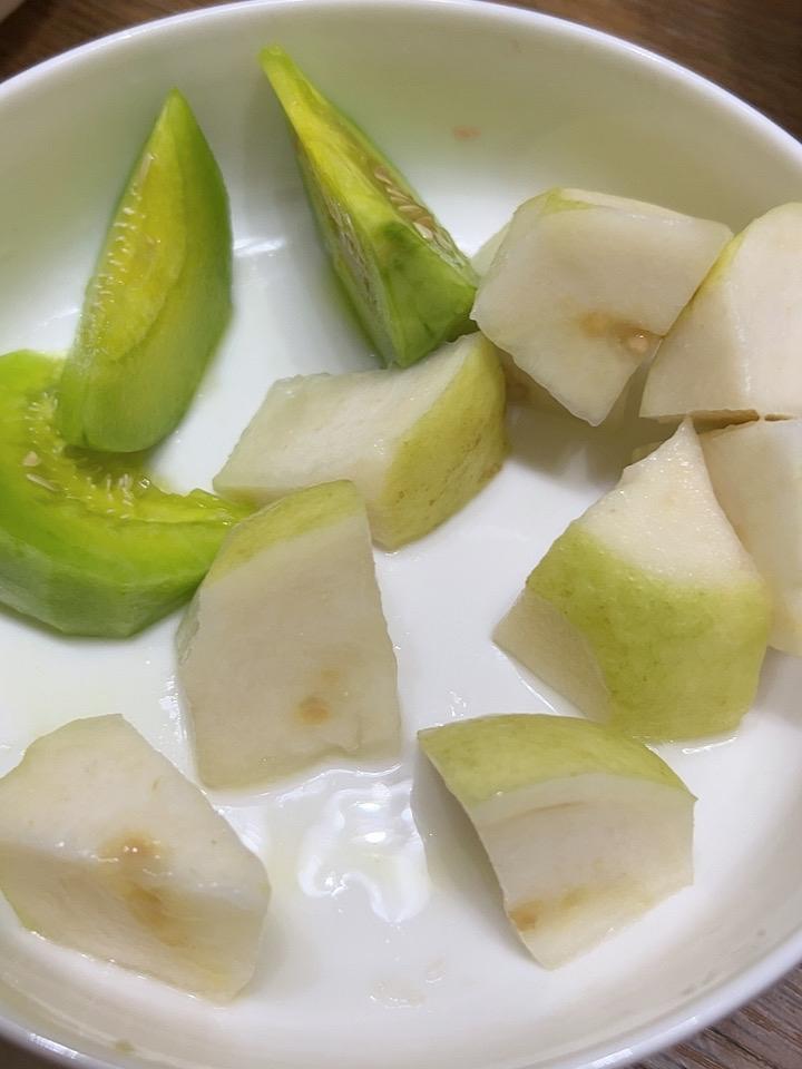今天吃甜瓜和番石榴，都是时令水果，味道特别好，太好吃了