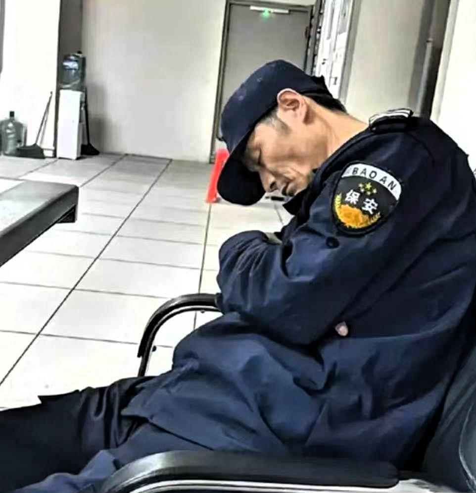 “毫无人性！连正常生理需求都不放过！”
凌晨3点半，60岁保安打了16分钟盹，公