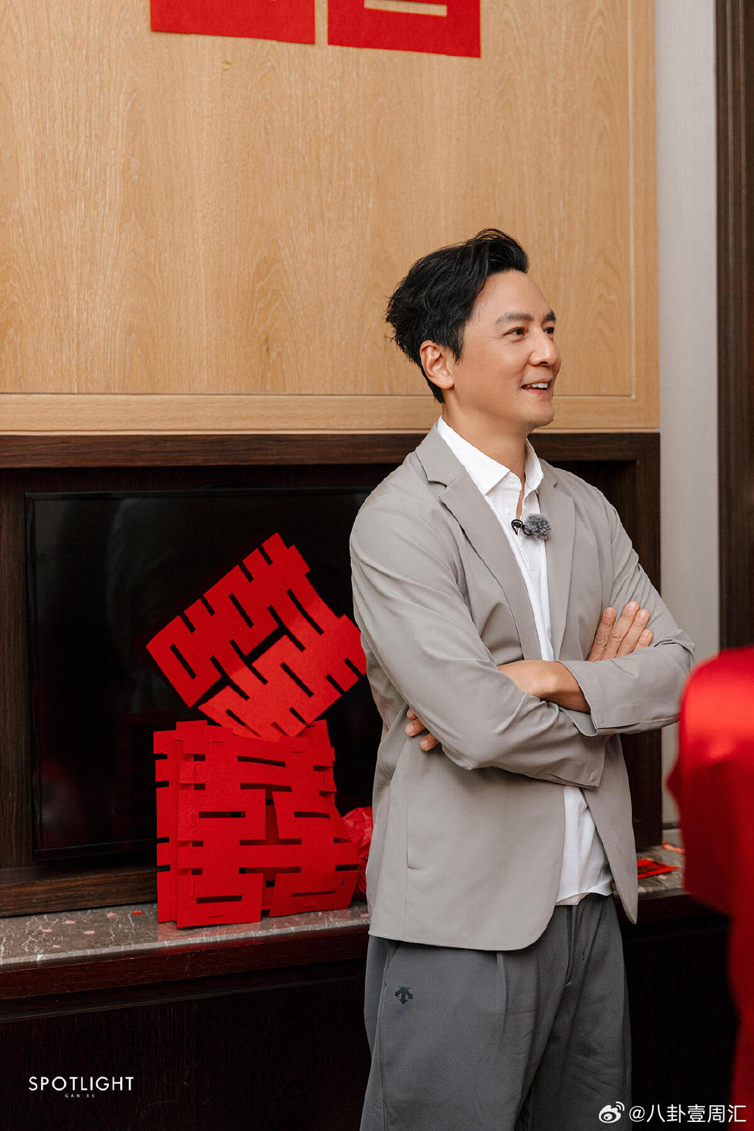 早知道是吴彦祖就不堵门了 从开门愣住到疯狂心动，吴彦祖这颜值永远能打！ 