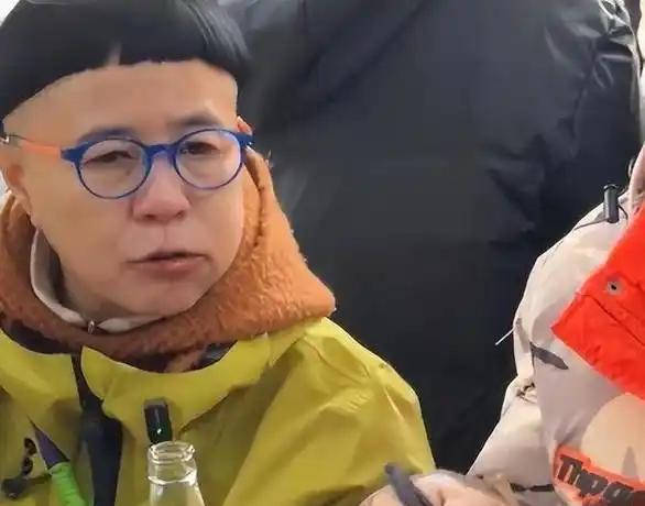 60岁金龟子直播吸溜炸酱面，饭粒飞出三厘米，弹幕炸成两派：  
“童年滤镜碎成渣