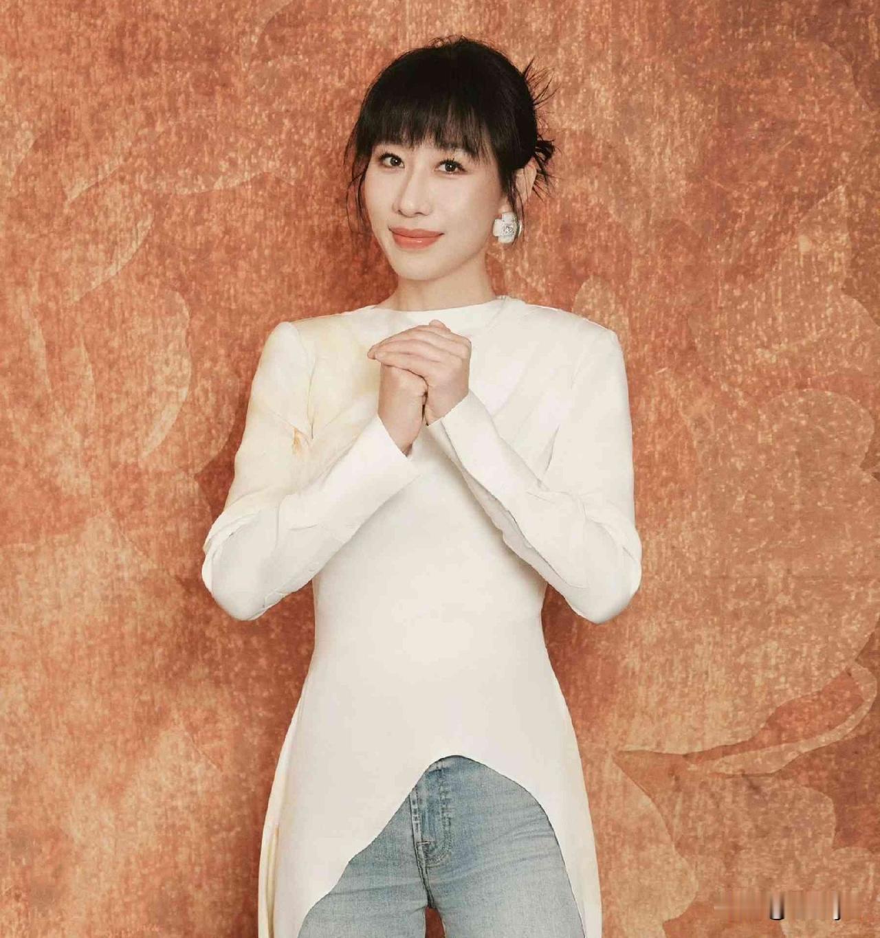 近日，任素汐在社交平台发文称，“希望大家可以不要用表扬一个女性去诋毁另一个女性。