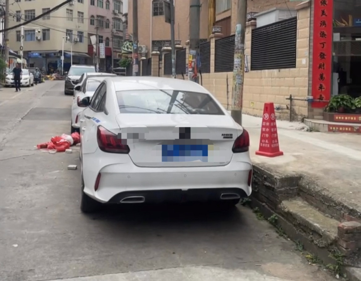 【梧州永乐街小车停路边被丢多袋垃圾到车上】4月27日，网友爆料称：广西梧州藤县永