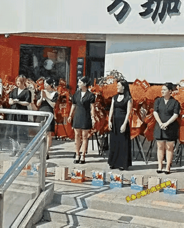 开业与关门的瞬间！
谈笑间，樯橹灰飞烟灭，得儿：关门歇菜吧？本想好好地来个开门大