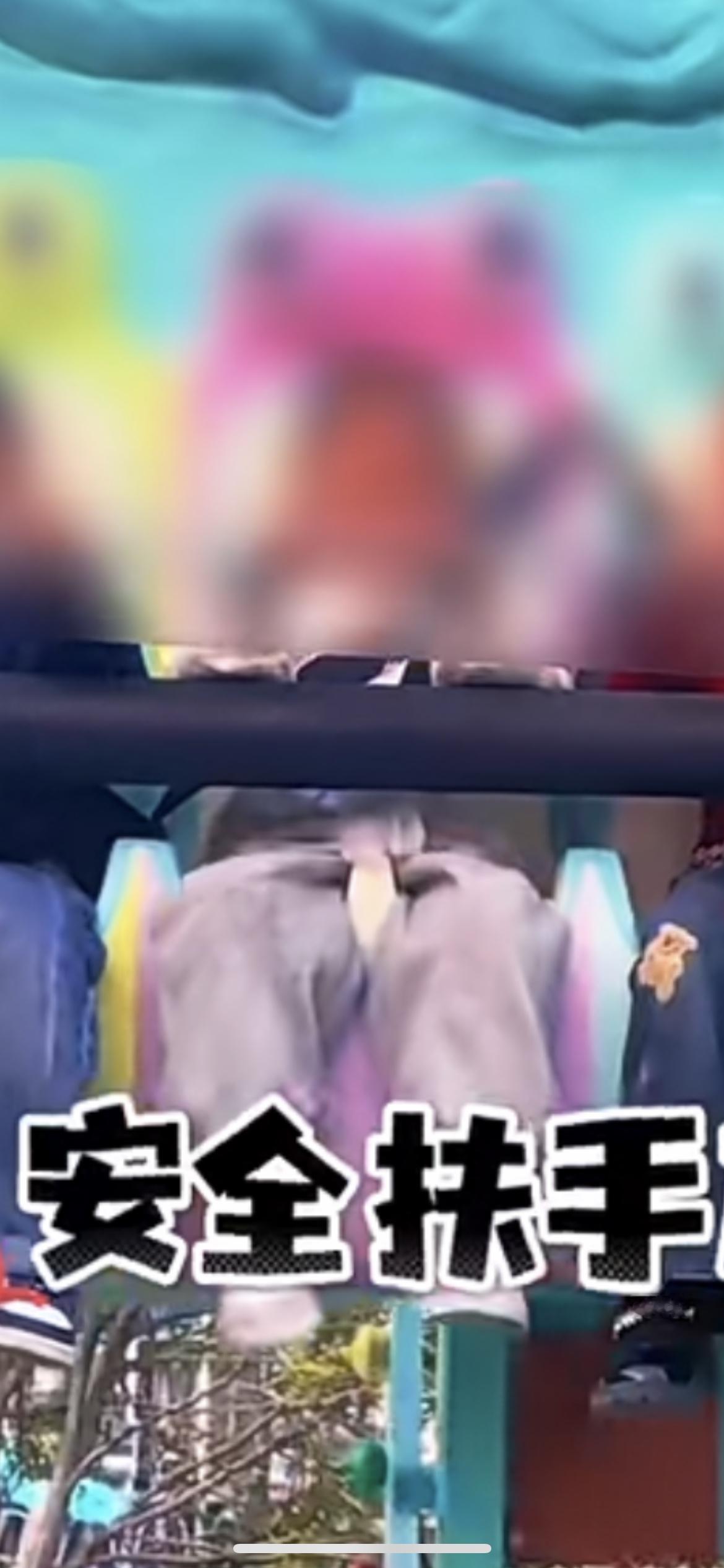 四川一游乐园三个孩子玩跳楼机时，安全扶手还没有放设备就已启动，家长发现后立刻找工