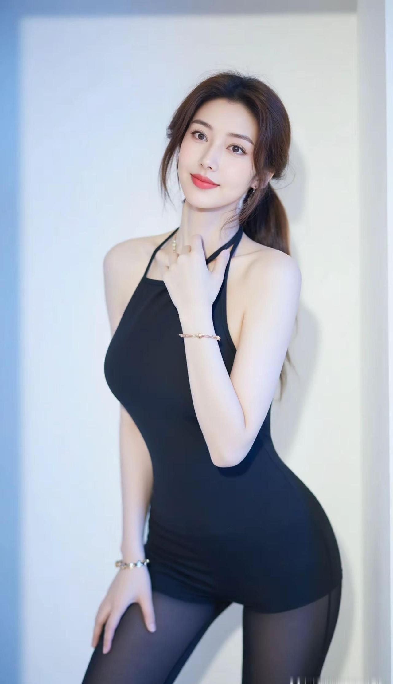 震不震，这低音。性感黑色连衣裙 女性身材完美比例 健身女孩穿搭 高级感御姐风黑色