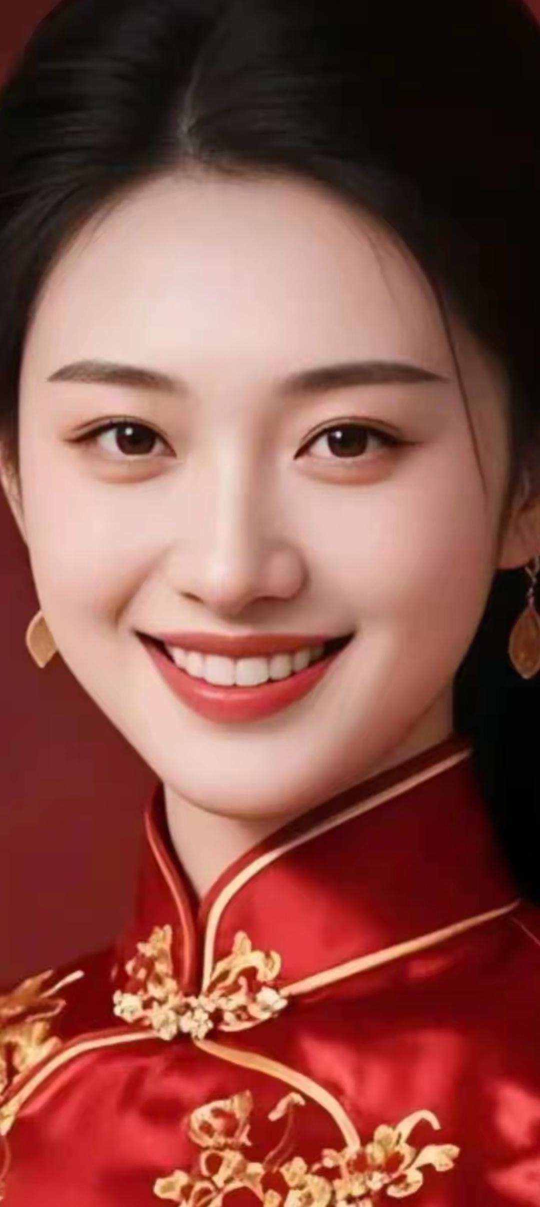 红衣美人，笑靥如花，古韵犹存。