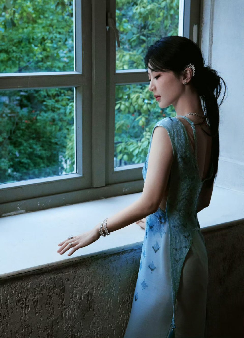 杨紫蓝色高定裙 💃🏻📷💎💍 大片杨紫出席品牌活动，身着一袭Julien