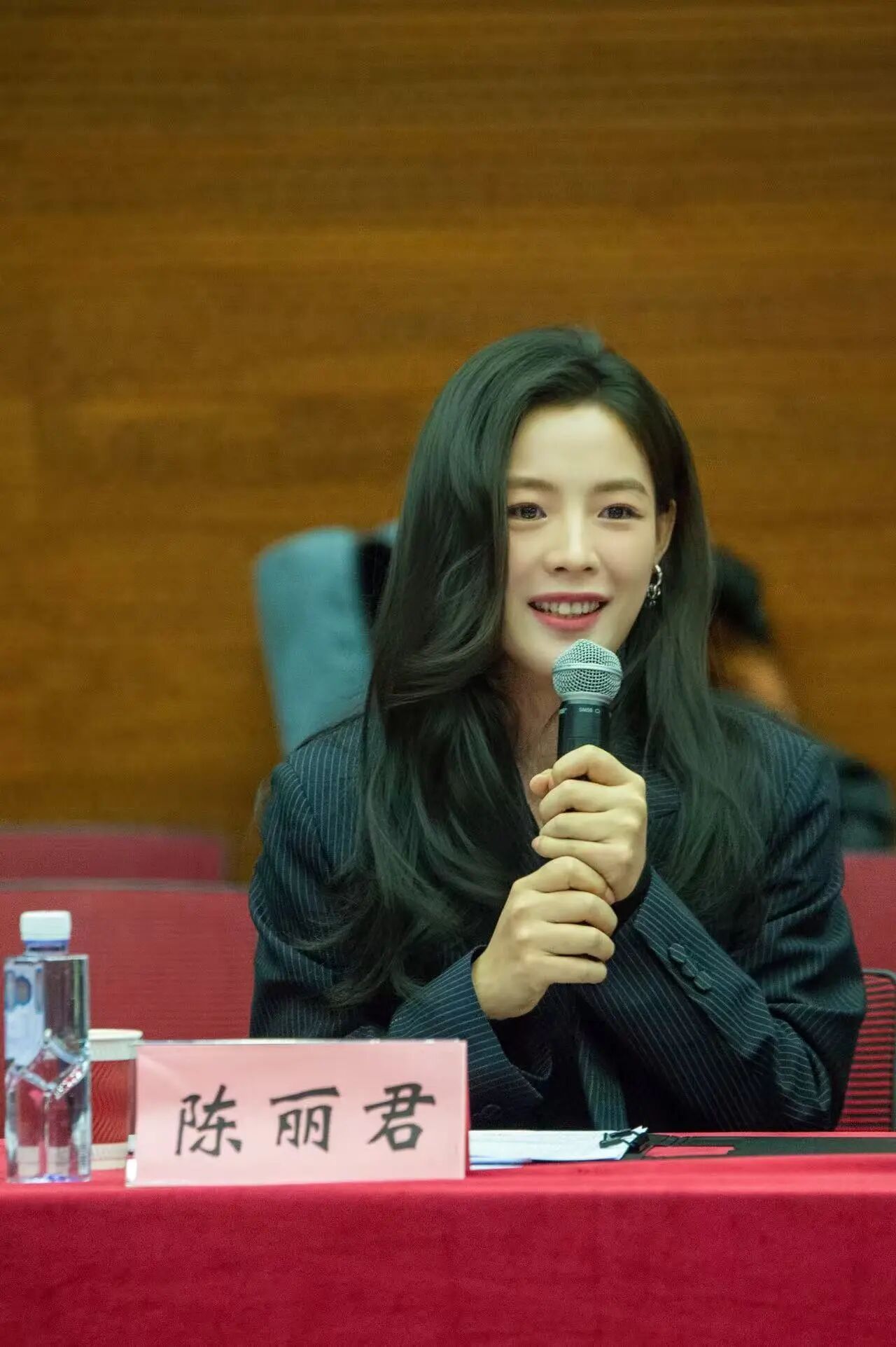 陈丽君在今天《镖人：风起大漠》的专家研讨会上分享自己饰演阿育娅的体会：“这是我的