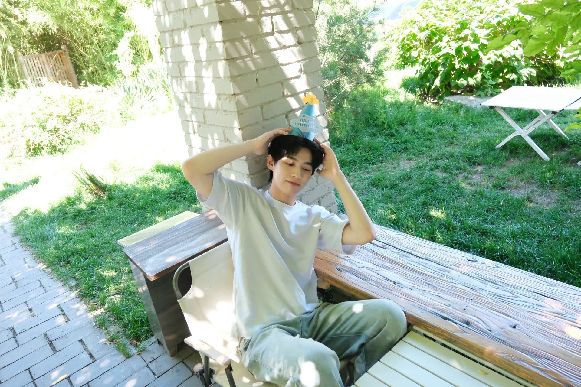 明星生日汇 祝新人演员生日快乐🎂暖风入夏，少年眉眼干净澄澈，自带舒展透亮的清爽