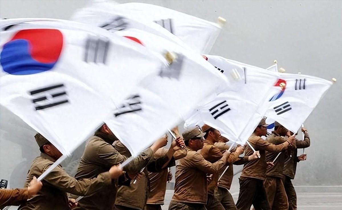 半岛局势越来越紧张，韩国最近在“三八线”附近开了几枪，这事儿可不小。韩国态度强硬