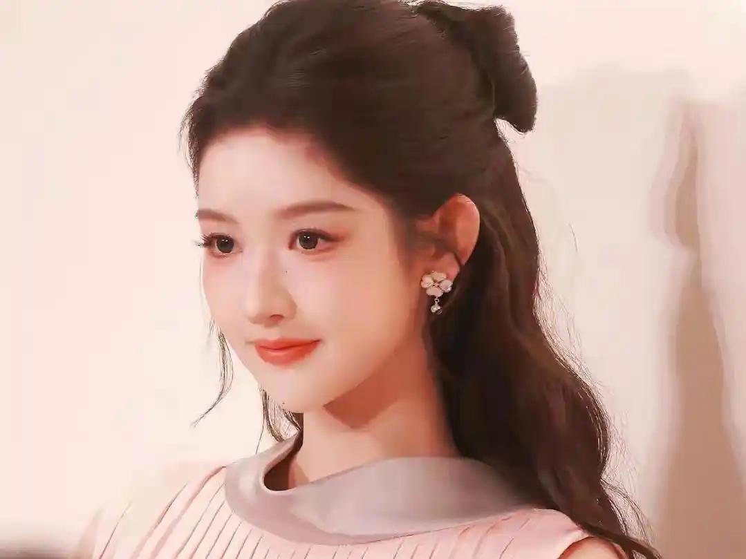 王玉雯今日出席Dior线下活动，穿粉色套裙扎蝴蝶结造型好惊艳