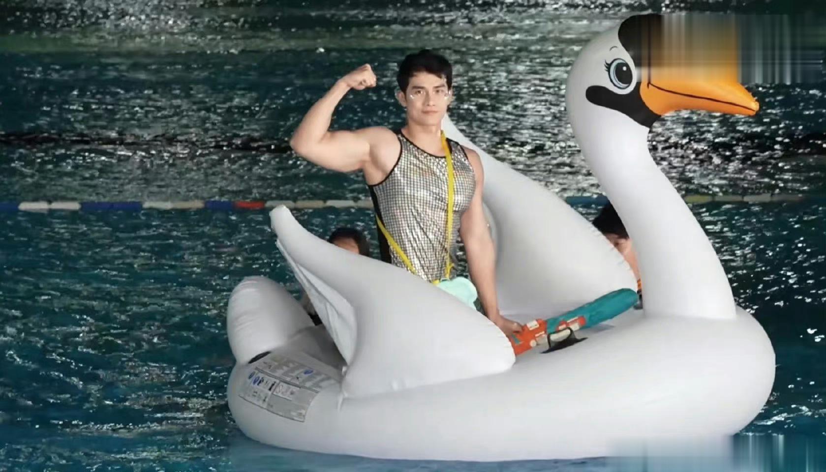 #男模欢欢水上俯卧撑# 男模欢欢咱就是说下次这种直播多来点， 看到这个水上俯卧撑