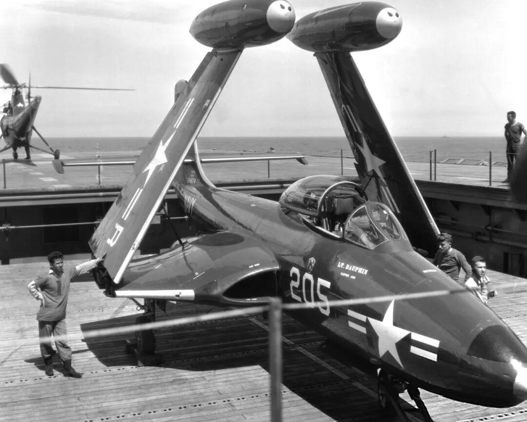 1951年，朝鲜战争，美国海军“埃塞克斯”号航空母舰上的F2H-2舰载战斗机。