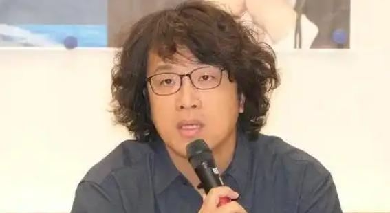 台北的街头，生活还在继续。老百姓每天面对涨涨跌跌的房租、通胀、孩子的学费，这些都