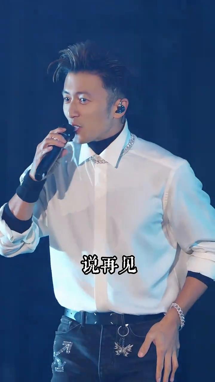 说再见，别说永远。再见不会是永远。说爱我，别说承诺。爱我不需要承诺，就让他心碎。