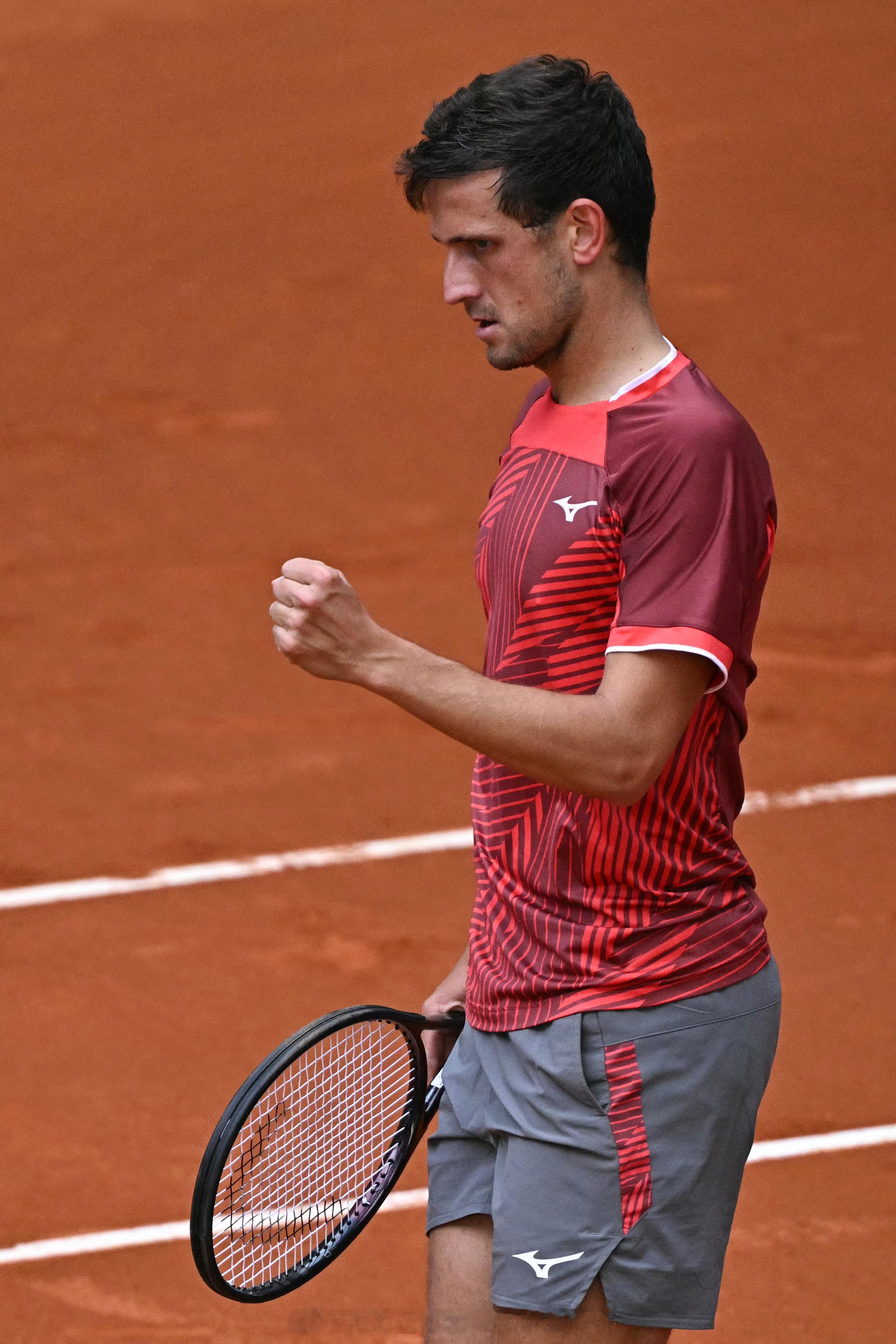 【四字形容】卢布列夫首轮出局【9】卢布列夫3-6 4-6科普里瓦马德里首战出局。