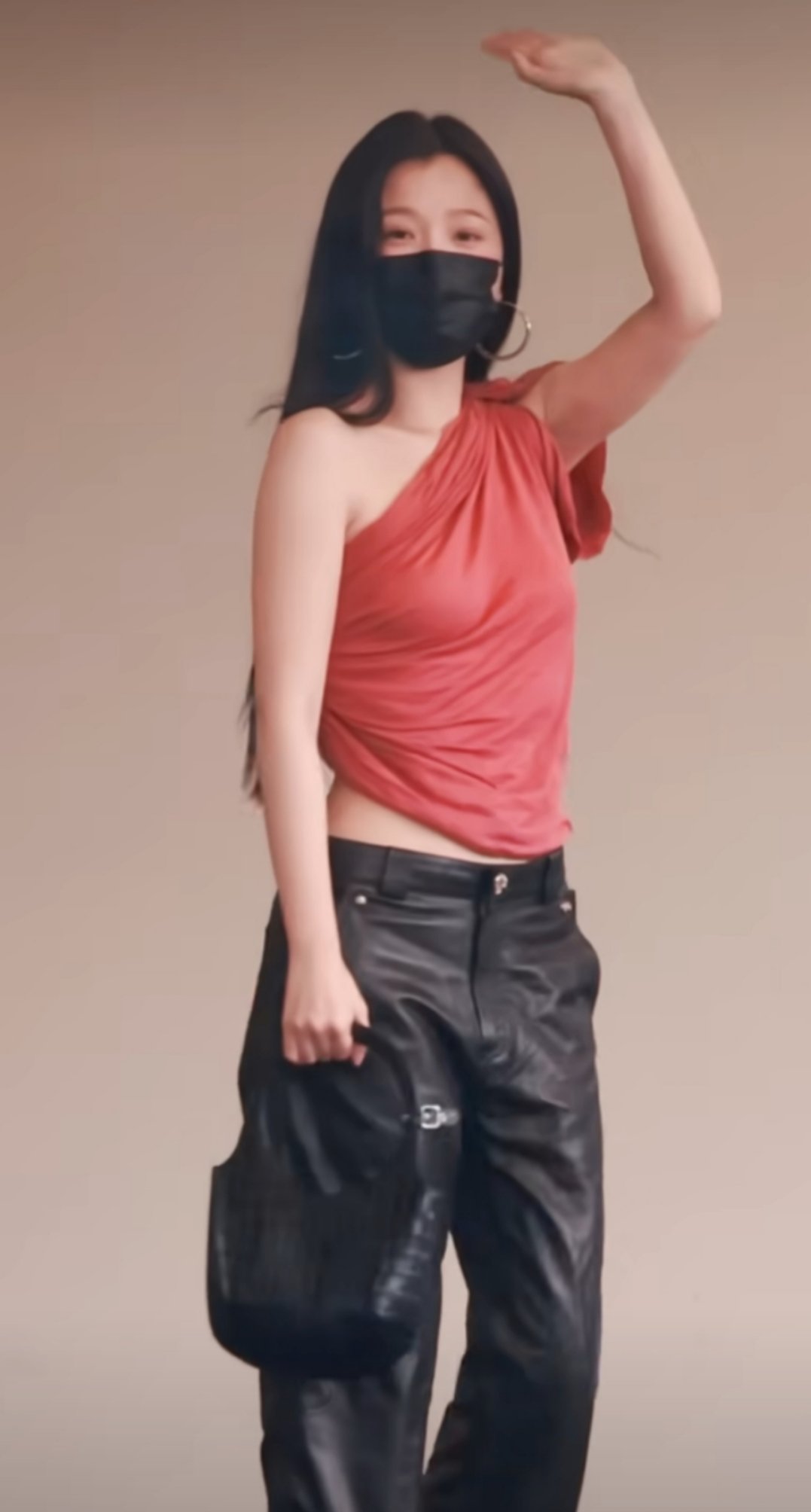 #虞书欣单肩上衣#欣欣子辣妹风look来啦[举花铃]#虞书欣辣妹风look# ​