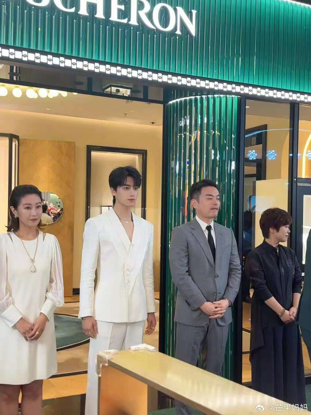 张康乐白西装优雅贵公子张康乐宝诗龙品牌活动生图张康乐白西装优雅贵公子，帅，[抱一