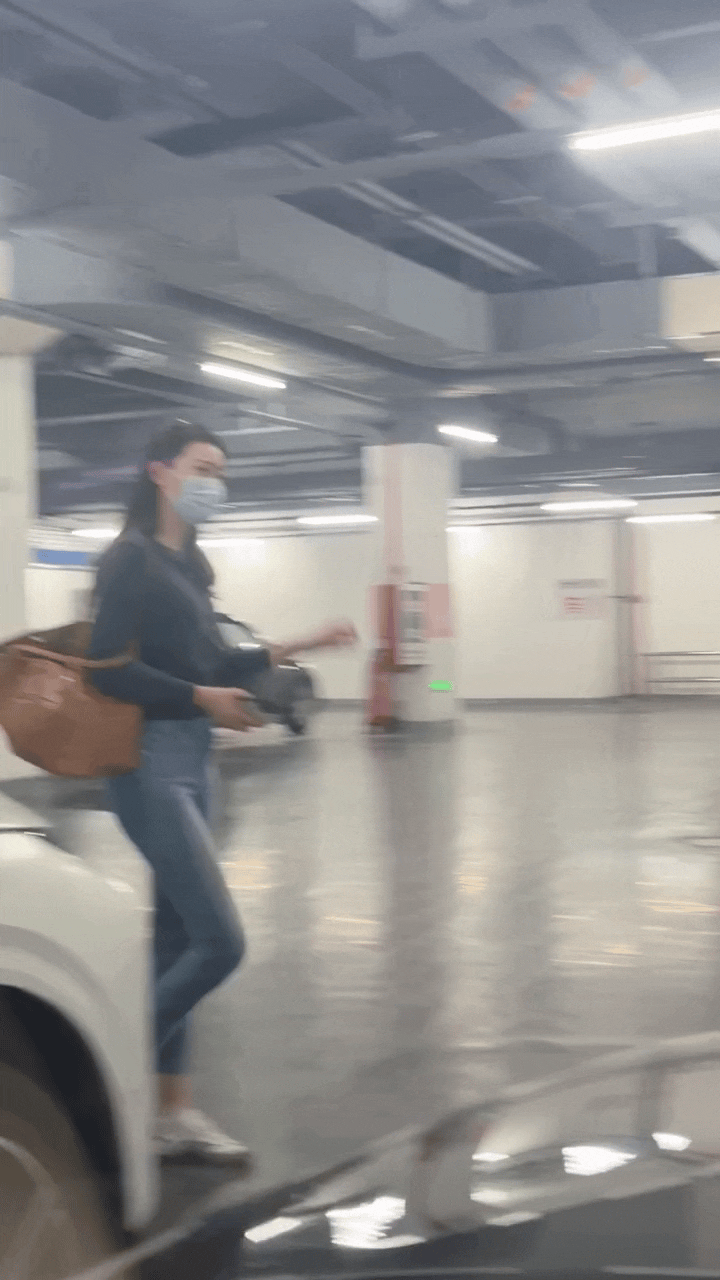 地下停车场从车前面路过的姐姐气场强大，气质满分！