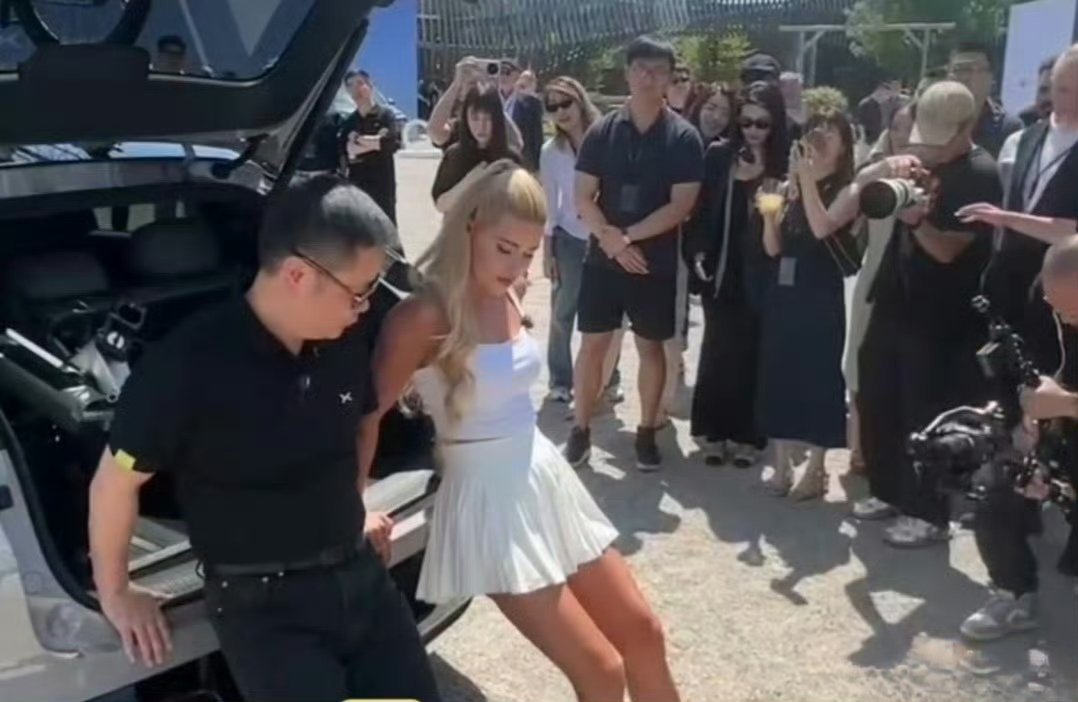 健身博主帕梅拉带何小鹏做俯卧撑这场跨界互动很有巧思，用健身场景直观展示后备箱优势
