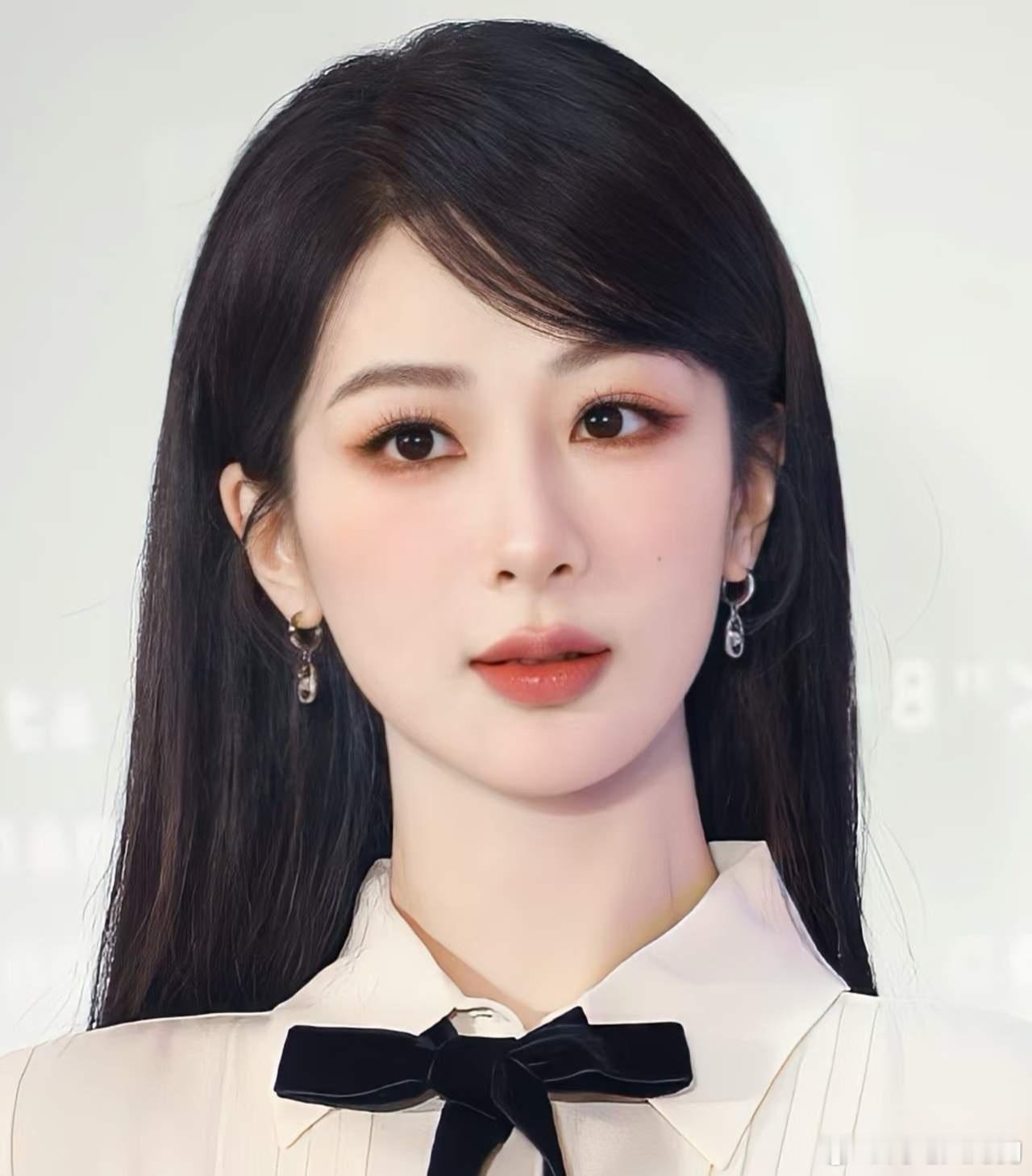 1、正午阳光出品的古装女性群像剧《当年不肯嫁东风》女主在接触杨紫。2、赵露思准备