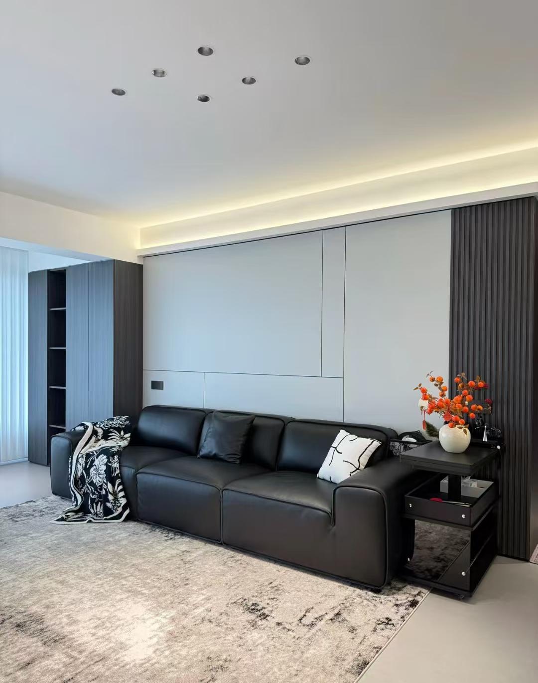 意式极简风
我们总在担心岁月更迭
会使装修风格褪去原来的精致
而黑白灰是这种永恒