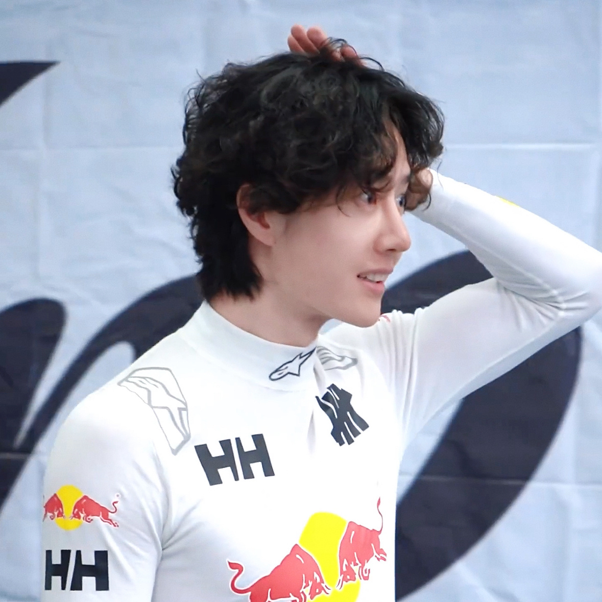 左边看 萌 右边看 萌 上边看 萌 下边看 还是萌王一博