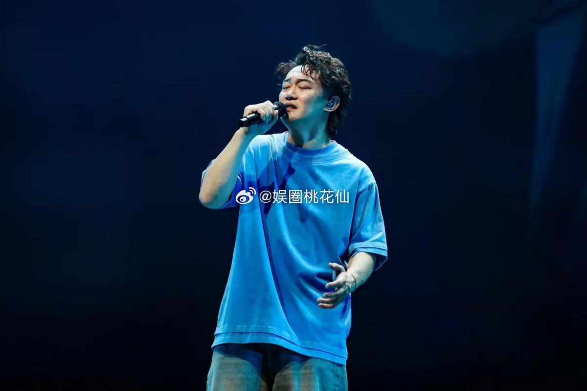 陈奕迅希望再唱30年 从《十年》到《孤勇者》，他用30年成了时代注脚。如今说想再