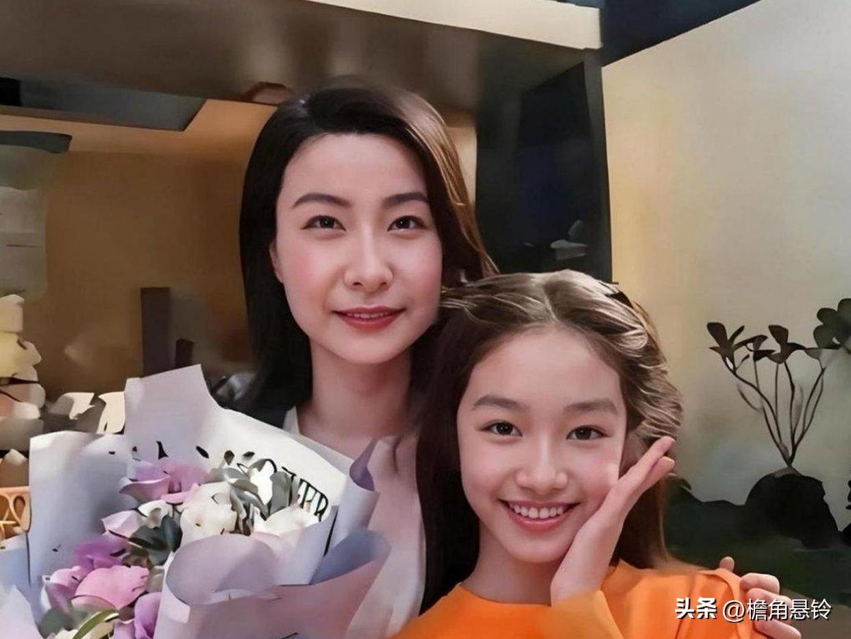 郭晶晶12岁的女儿霍中妍最近火出圈了！曝照片里，她正脸照惊艳众人。大家发现她眉眼