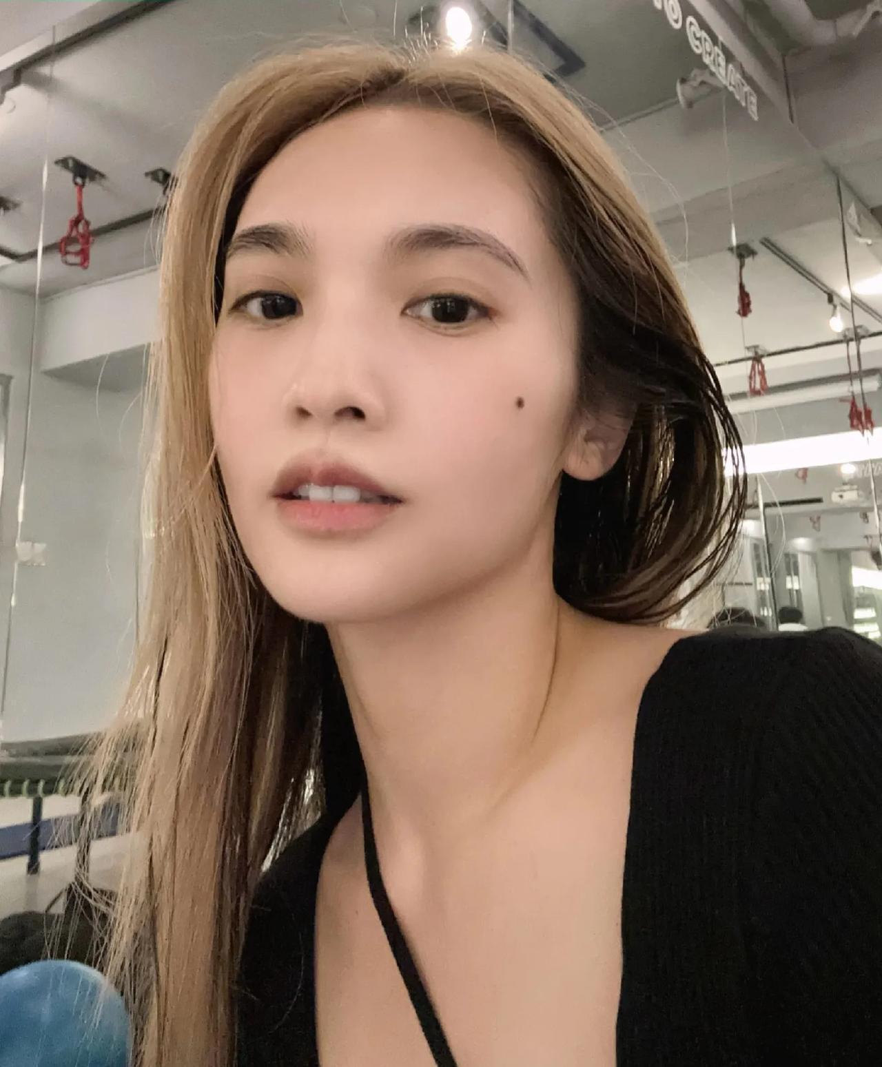 杨丞琳运动完晒自拍，皮肤好到爆！紧致透亮，吹弹可破，脸颊上的那颗痣更是吸睛，整个