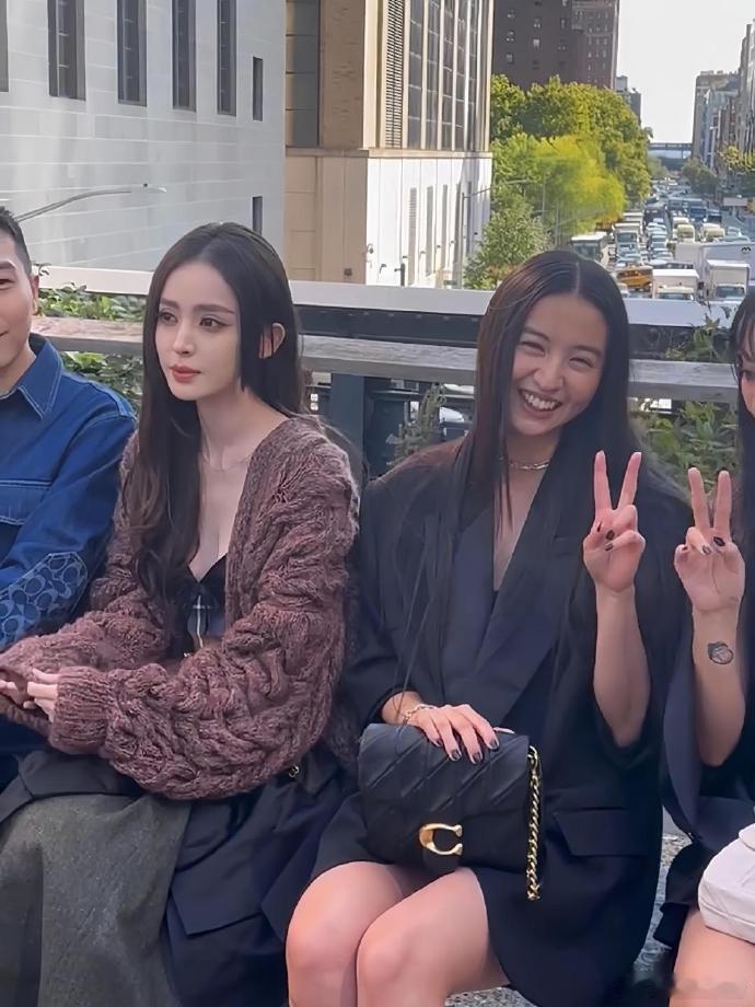 脸的大小在绝对美貌面前不值一提…… ​​​