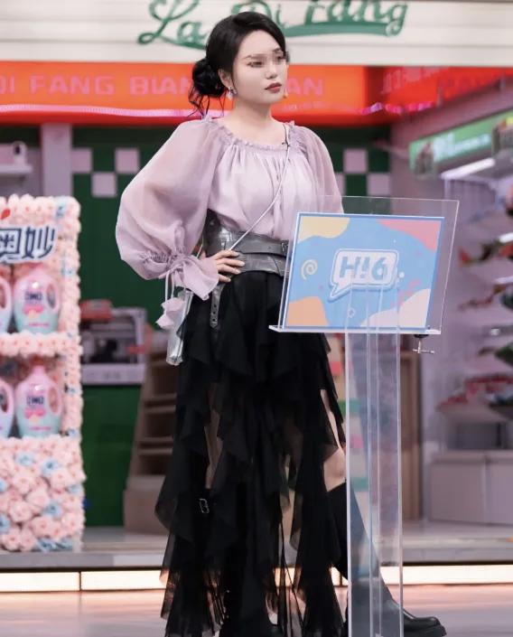 李雪琴，退圈吧！

曾经，你是全网心疼的北大脱口秀天才，用自嘲戳中普通人的软肋，