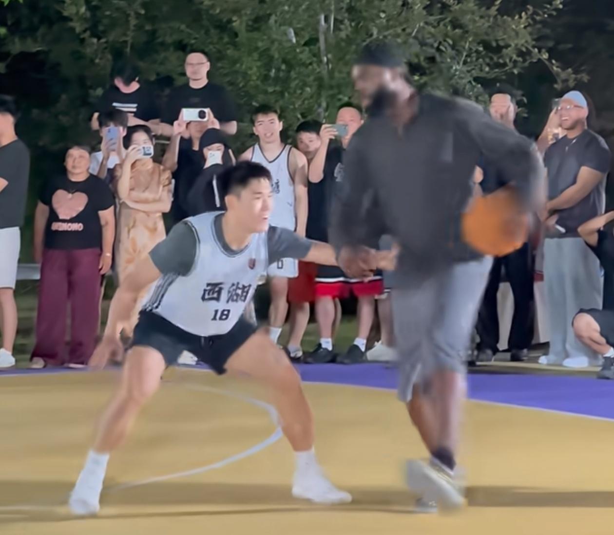 杰伦布朗现身国内野球场，和MVP一起打球可以吹一辈子！

NBA球星杰伦布朗来到